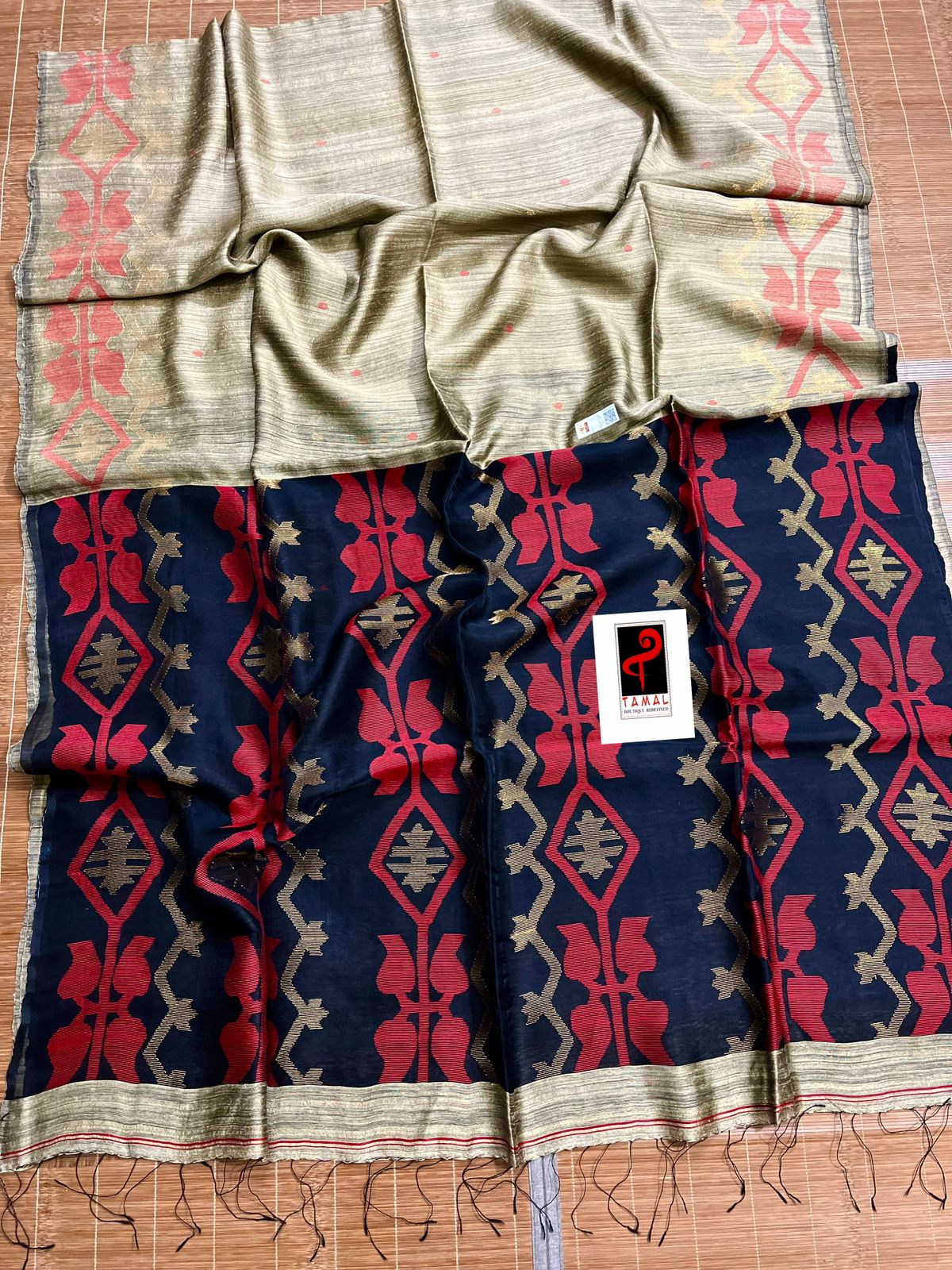 কালো এবং লাল মটকা সিল্কের ঐতিহ্যবাহী হাতে বোনা জামদানি ডিজাইনের শাড়ির সাথে সোনালি বেইজ
