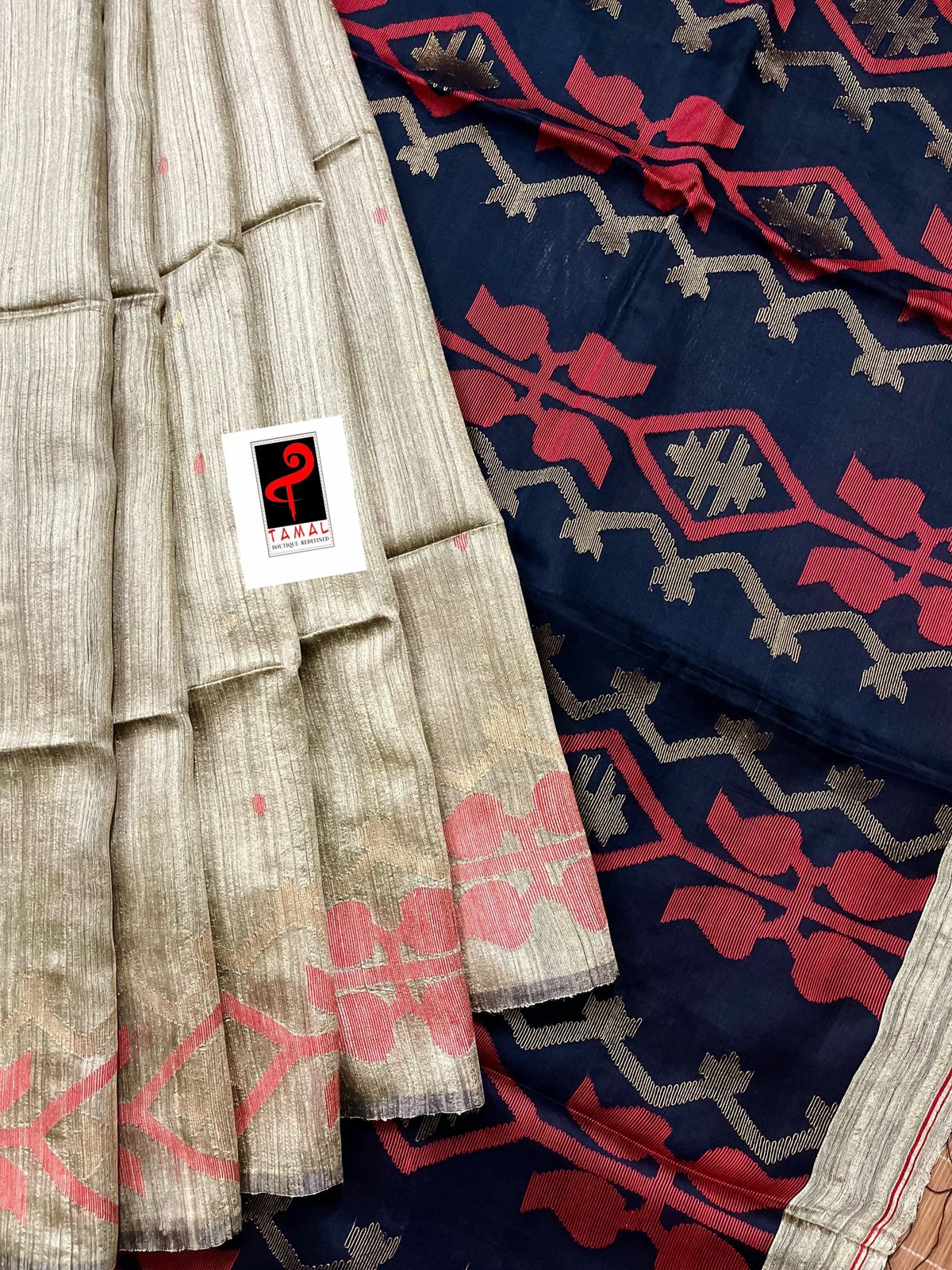 কালো এবং লাল মটকা সিল্কের ঐতিহ্যবাহী হাতে বোনা জামদানি ডিজাইনের শাড়ির সাথে সোনালি বেইজ