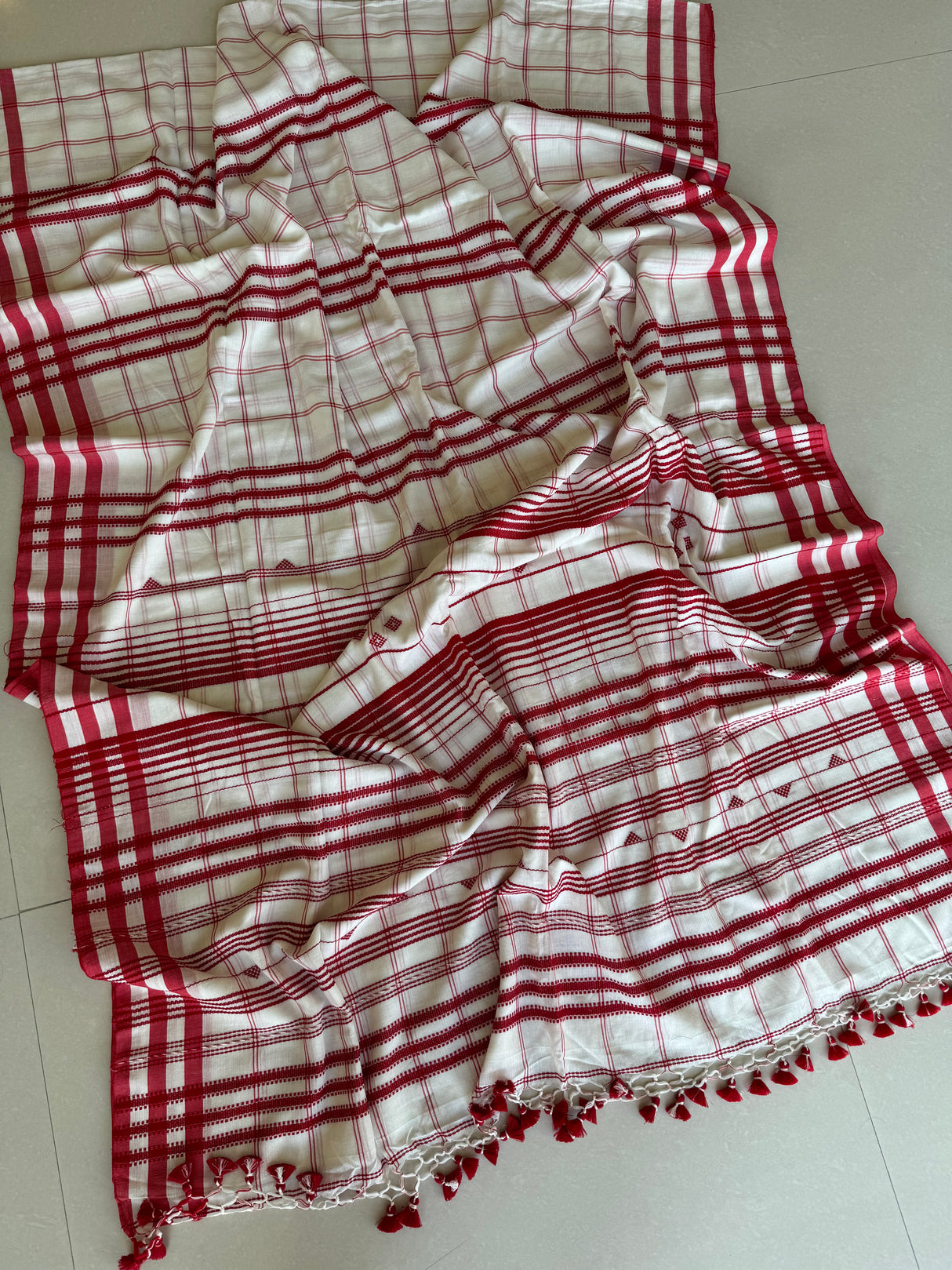 White with red bhujodi cotton handloom saree - Tamal Boutique