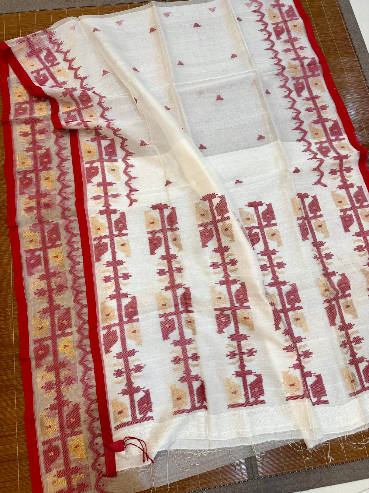 Offwhite with red pure muslin silk traditional handwoven jamdani saree