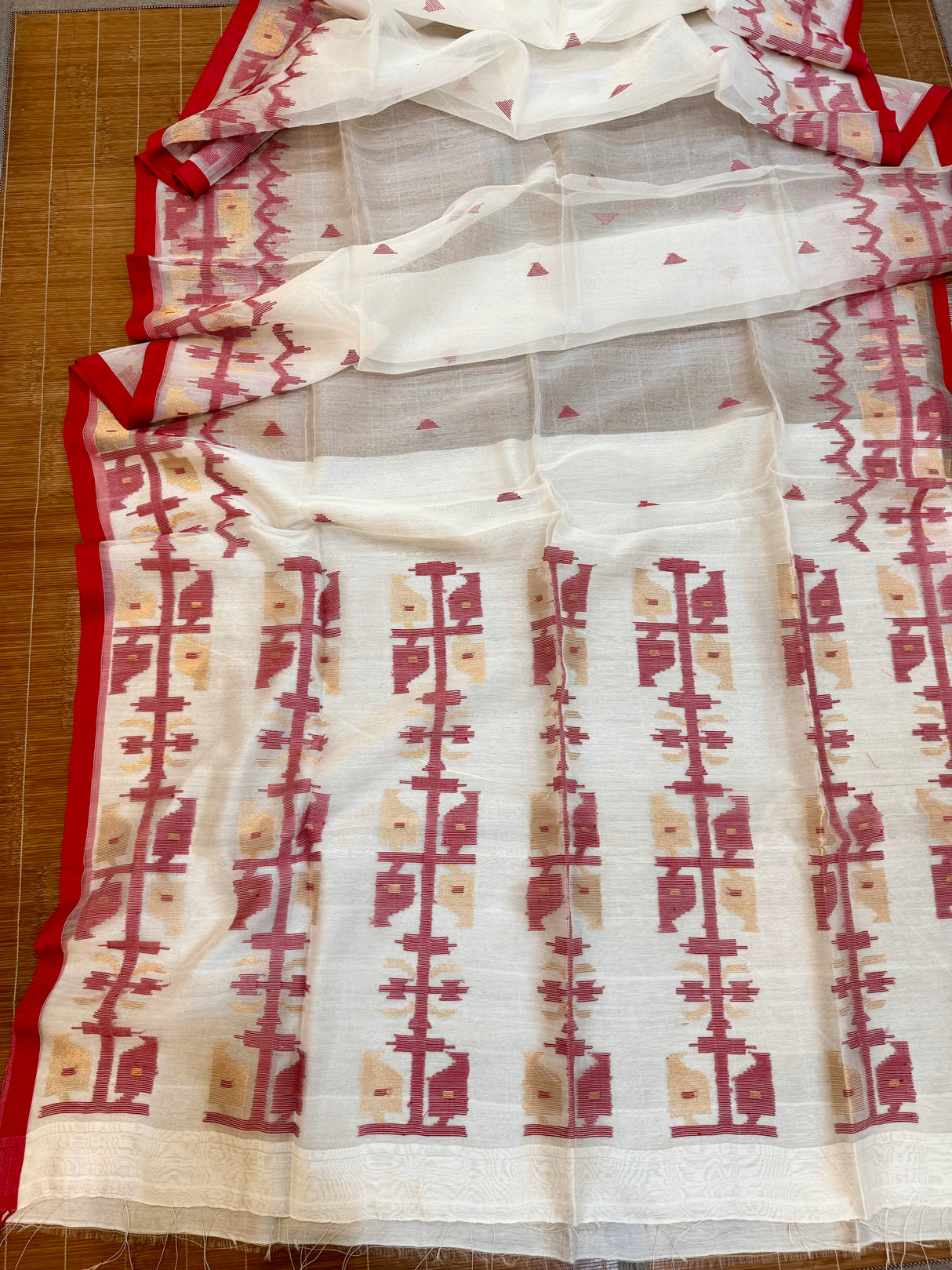 Offwhite with red pure muslin silk traditional handwoven jamdani saree