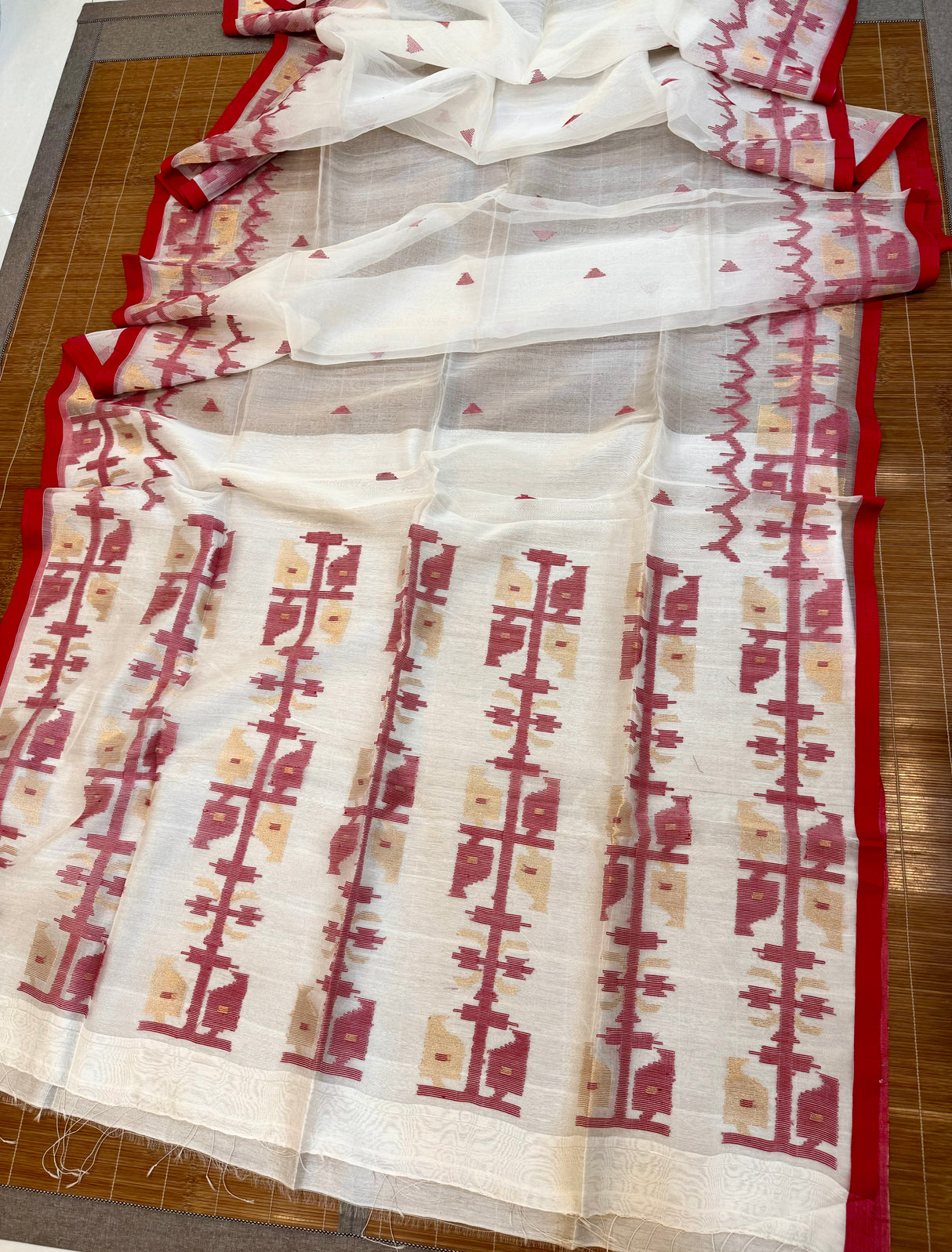 Offwhite with red pure muslin silk traditional handwoven jamdani saree