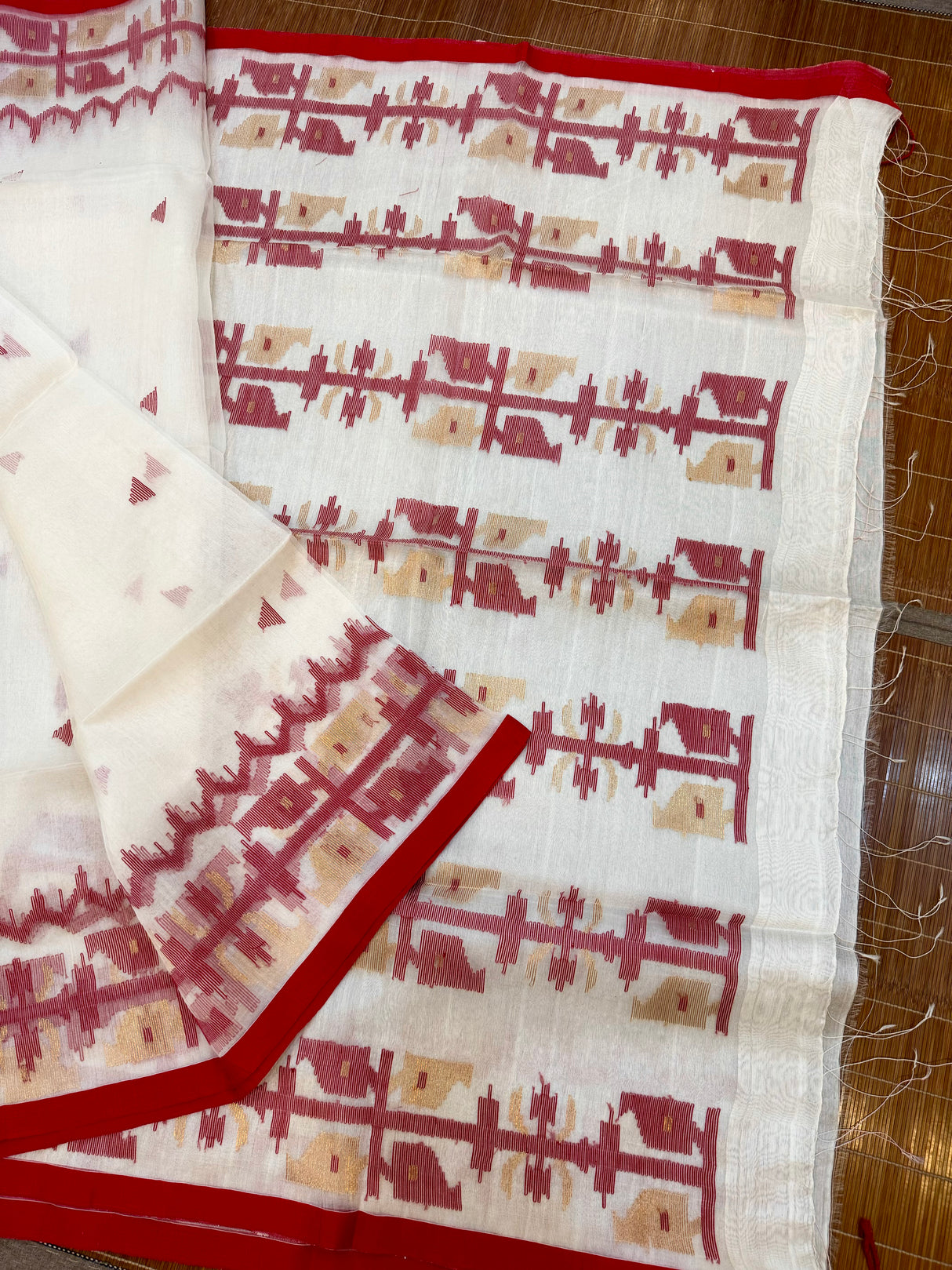 Offwhite with red pure muslin silk traditional handwoven jamdani saree