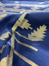 সাদা সুতির হ্যান্ডলুম জামদানি শাড়ির সঙ্গে নীল