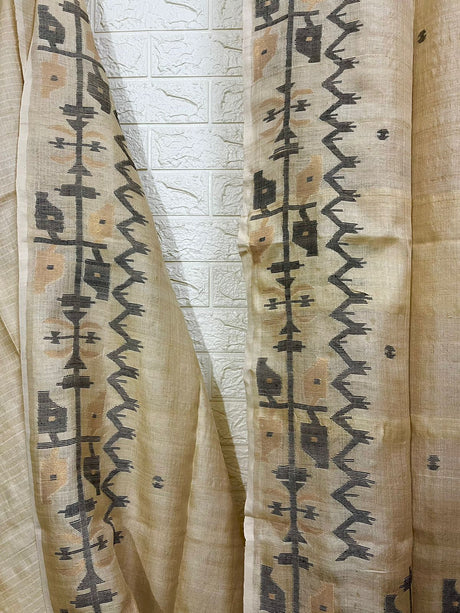 হালকা বেইজের সঙ্গে কালো রঙের ঐতিহ্যবাহী তুসার সিল্কের হাতে বোনা ঢাকাই জামদানি শাড়ি