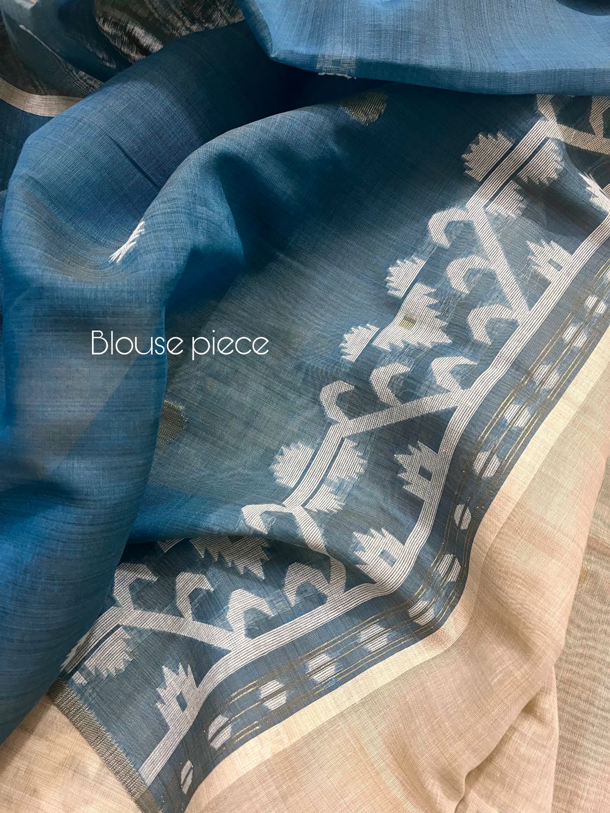 সাদা এবং নীল সুতির হ্যান্ডলুম জামদানি শাড়ির সাথে হালকা বিস্কুট