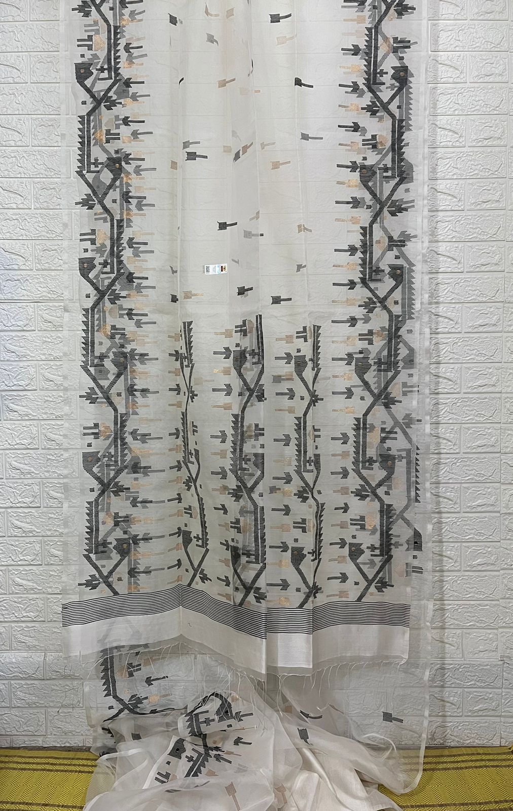 Offwhite with black & zari traditional muslin silk jamdani saree