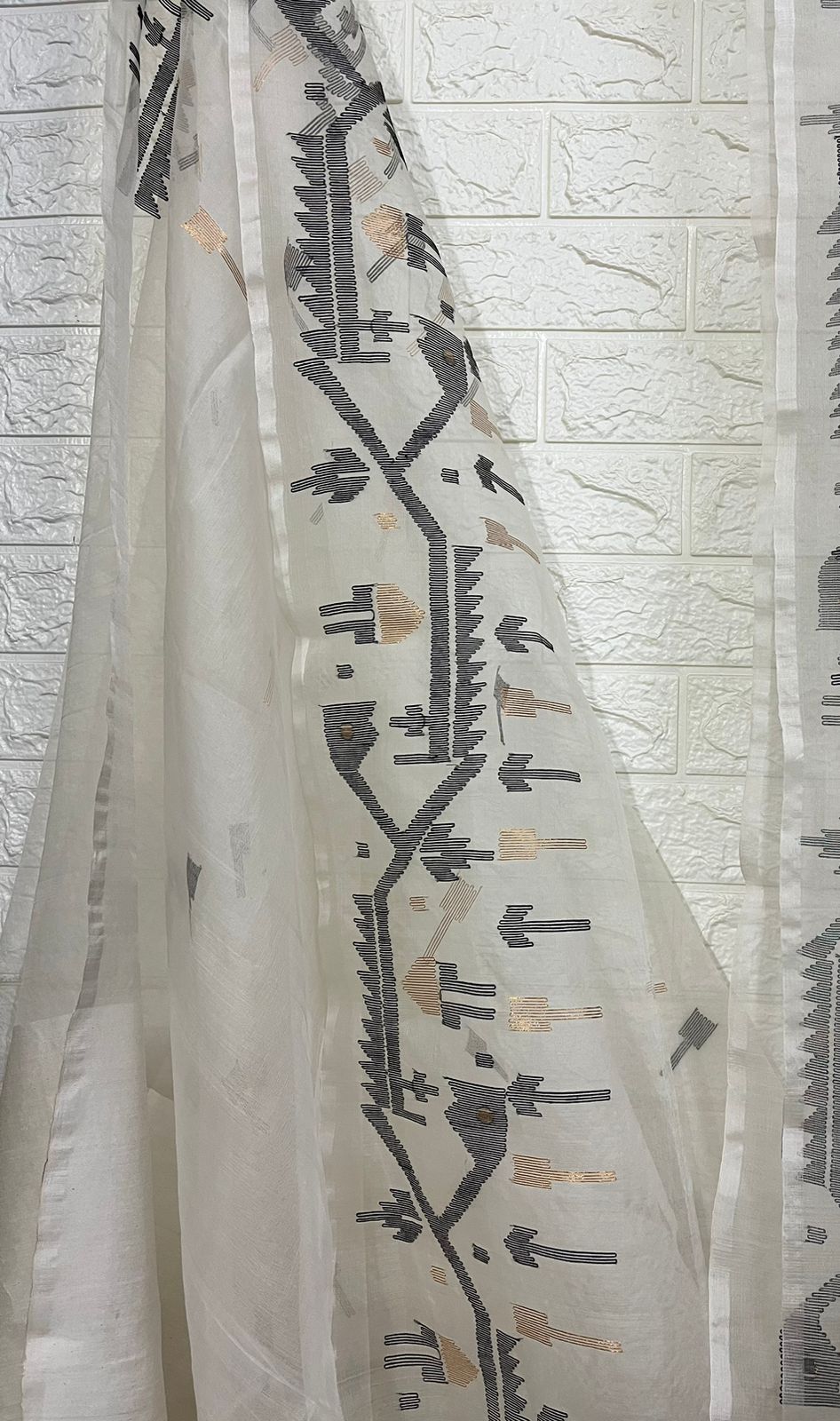কালো ও জরি ঐতিহ্যবাহী মসলিন সিল্ক জামদানি শাড়ির সঙ্গে অফহোয়াইট