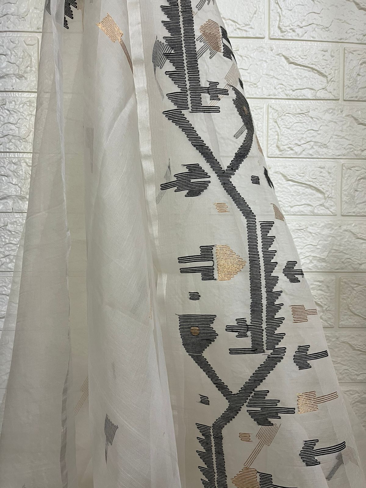 Offwhite with black & zari traditional muslin silk jamdani saree