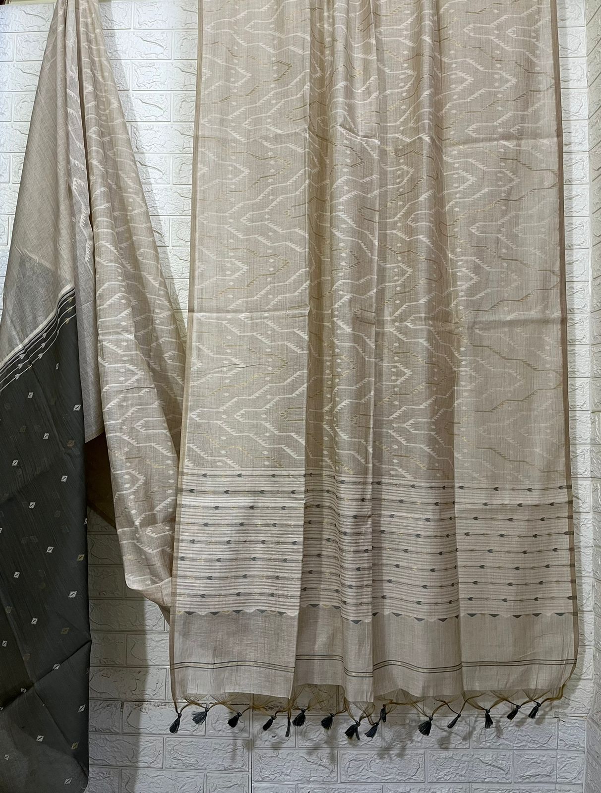 Offwhite with gray pallu allover traditional handloom jamdani in fine cotton saree - Tamal Boutique