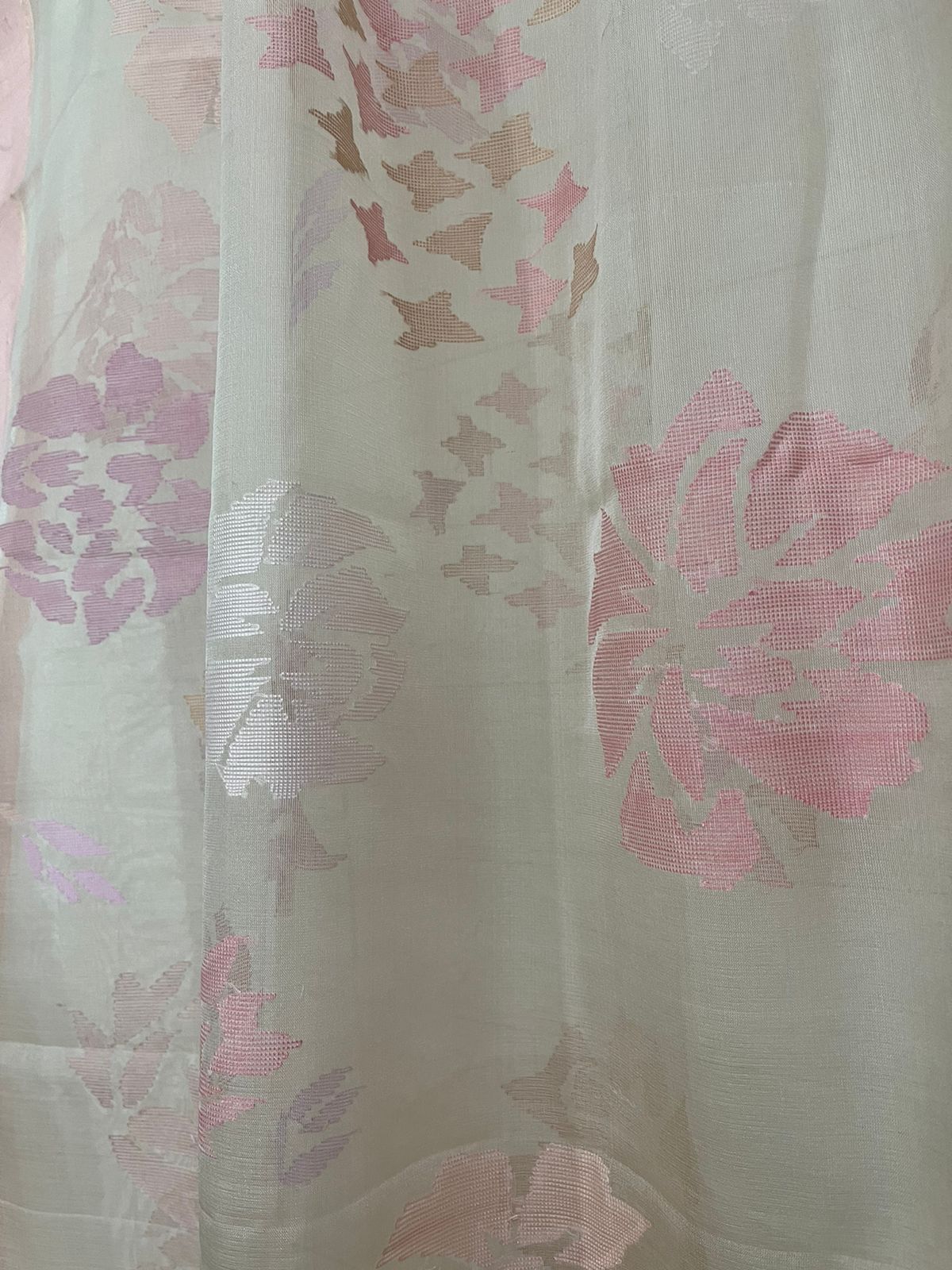 Powder pink mixed rose & orchid floral bouquet allover handwoven muslin silk jamdani saree