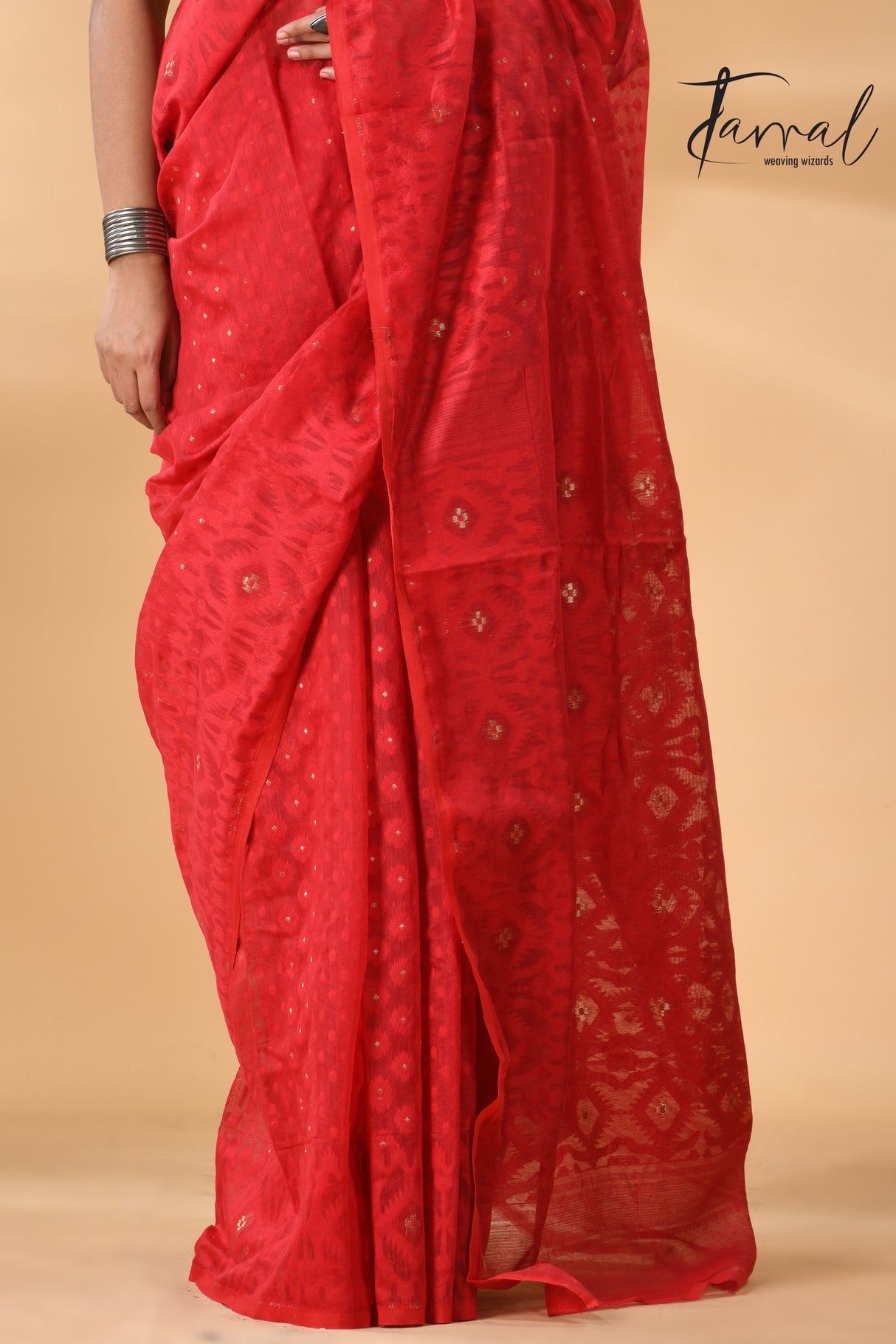 Red soft dhaki handloom jamdani saree_closeup