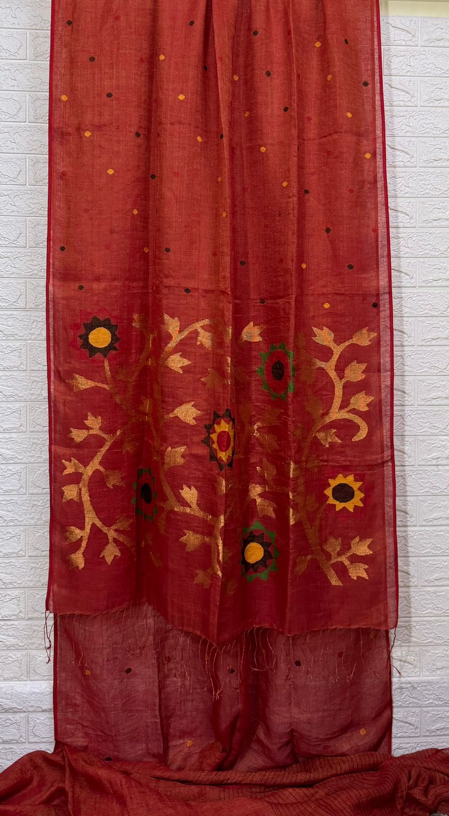 Red colour zari linen handwoven jamdani saree