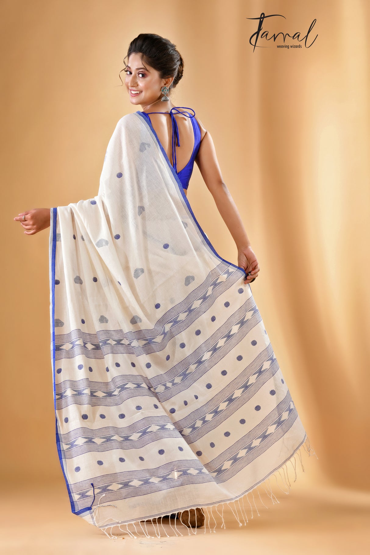 Offwhite with blue border cotton diamond pallu handwoven jamdani saree