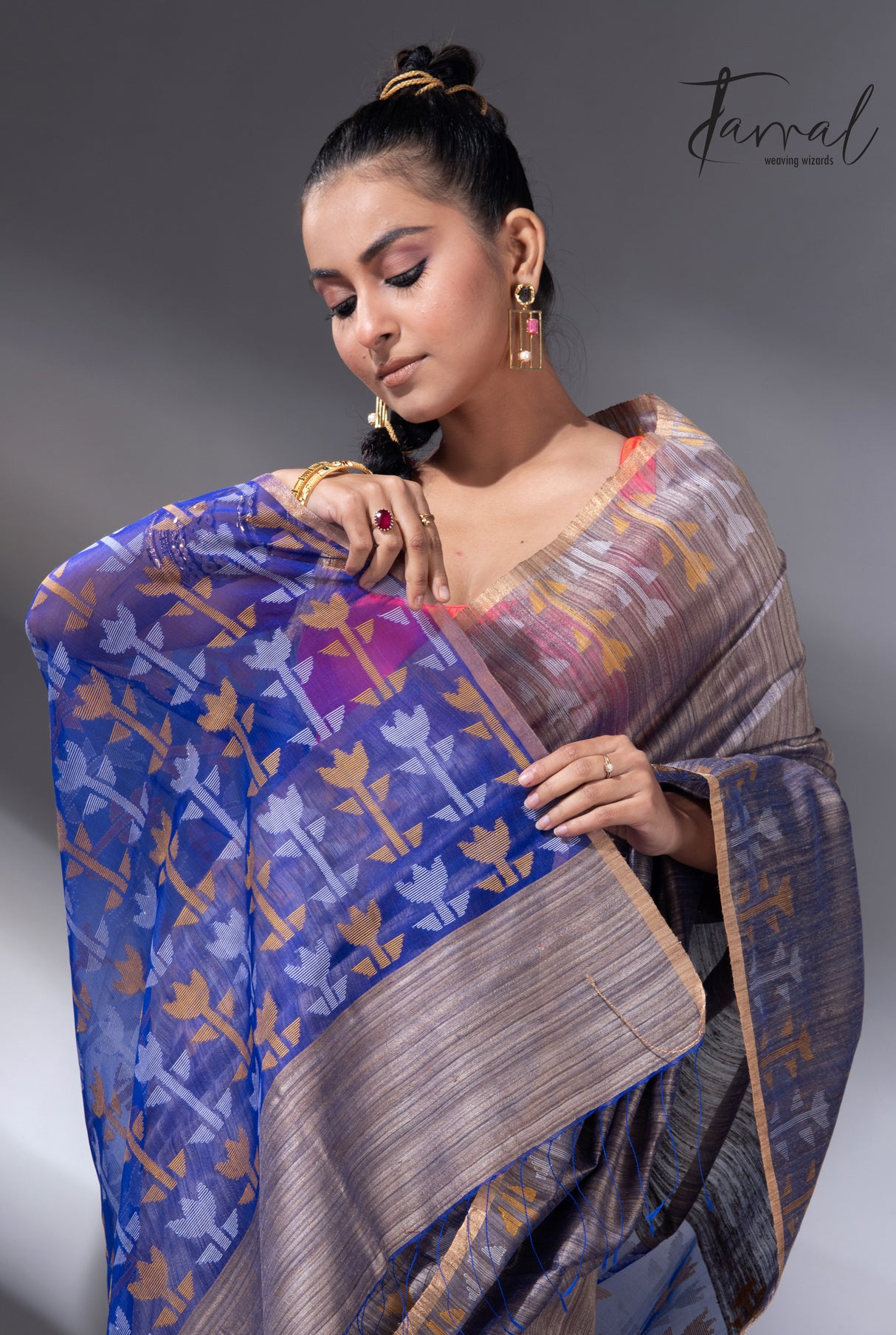 Blueish grey with blue pallu matka silk handwoven jamdani saree