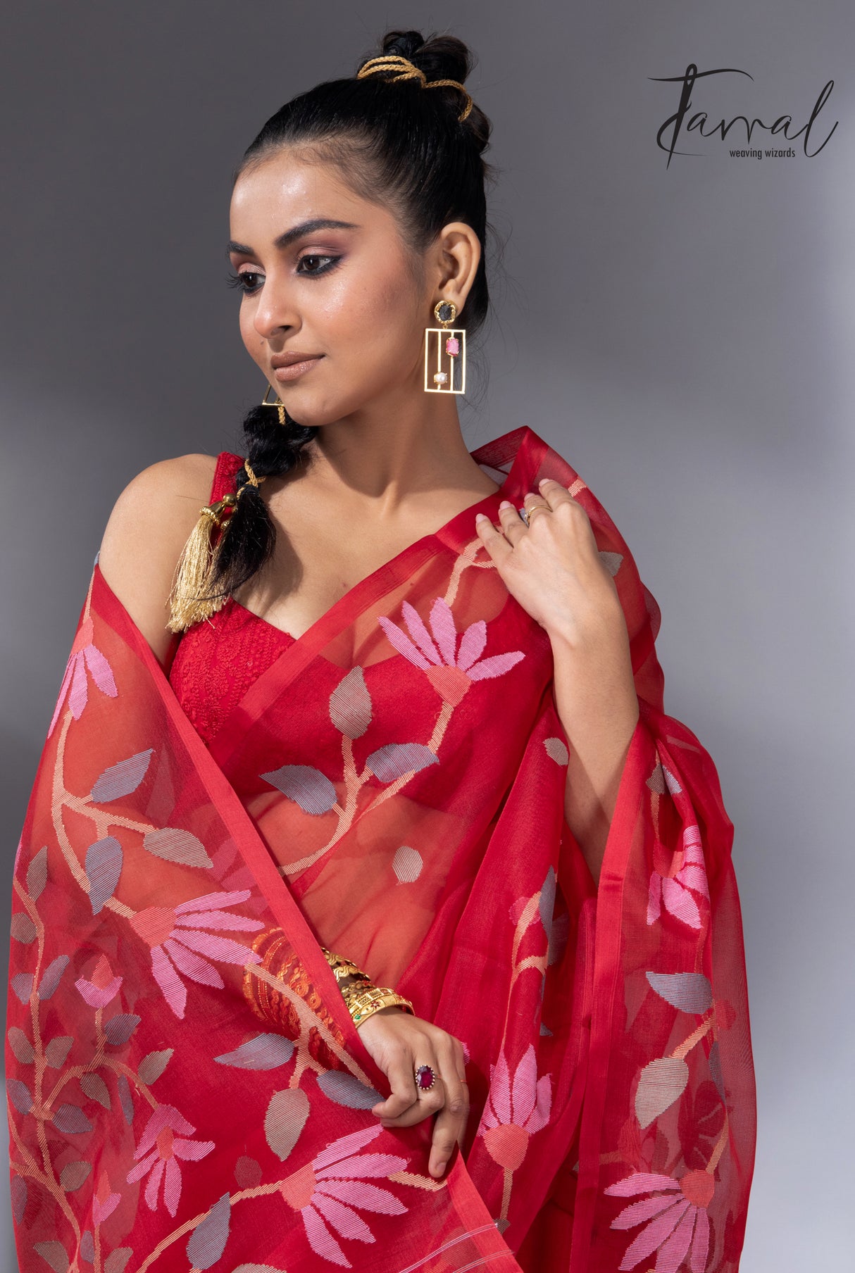 Sweet red floral border handwoven muslin silk jamdani saree