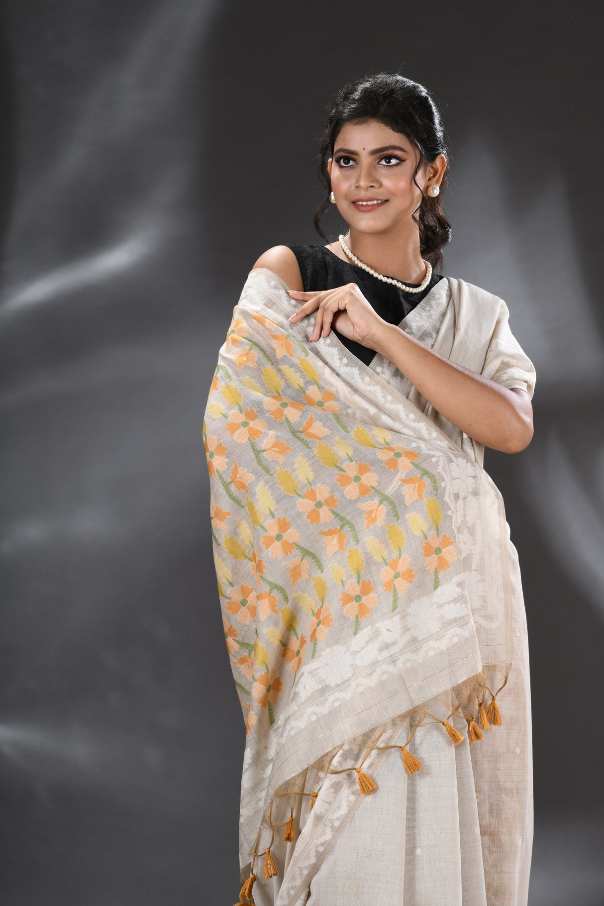 Light beige with gold yellow & light yellow pallu silk cotton handloom traditional jamdani saree - Tamal Boutique