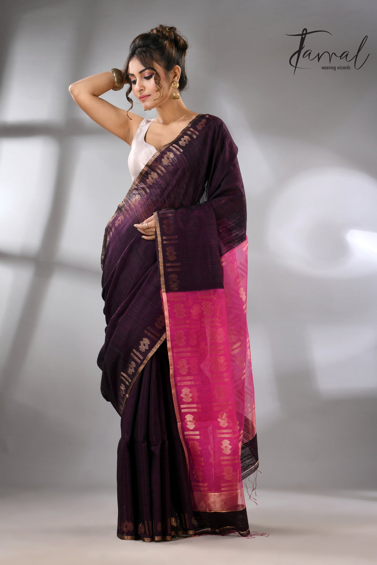 Dualtone black with hot pink pallu Matka silk handwoven jamdani saree