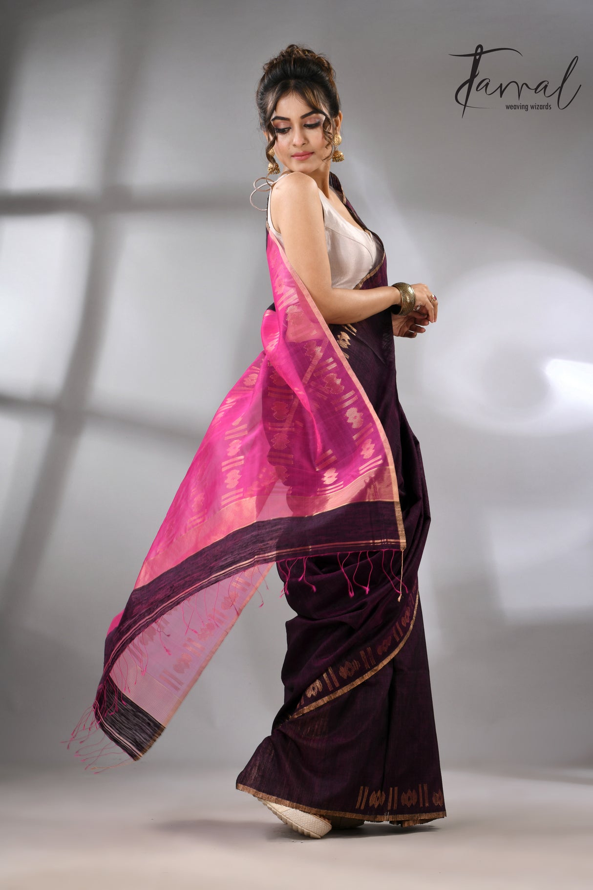 Dualtone black with hot pink pallu Matka silk handwoven jamdani saree