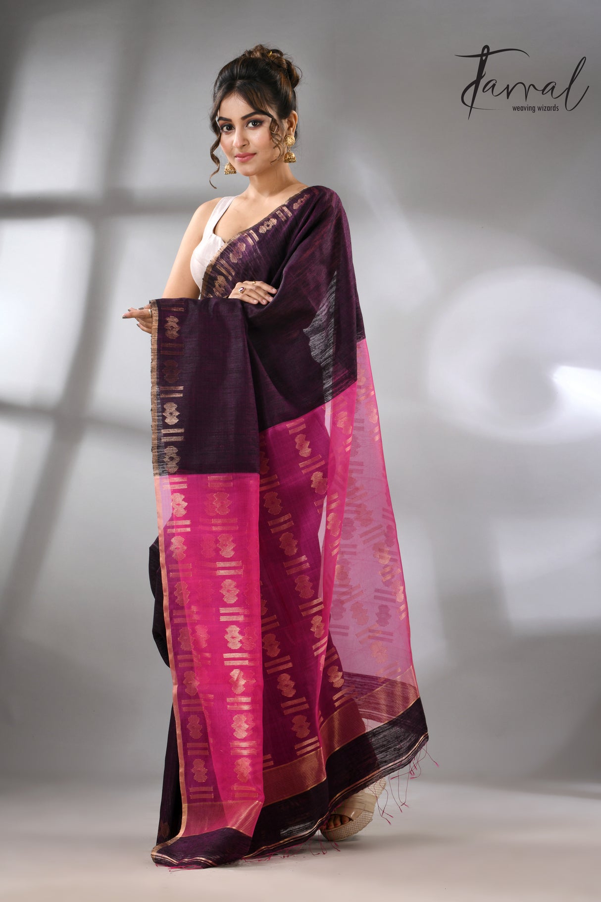 Dualtone black with hot pink pallu Matka silk handwoven jamdani saree