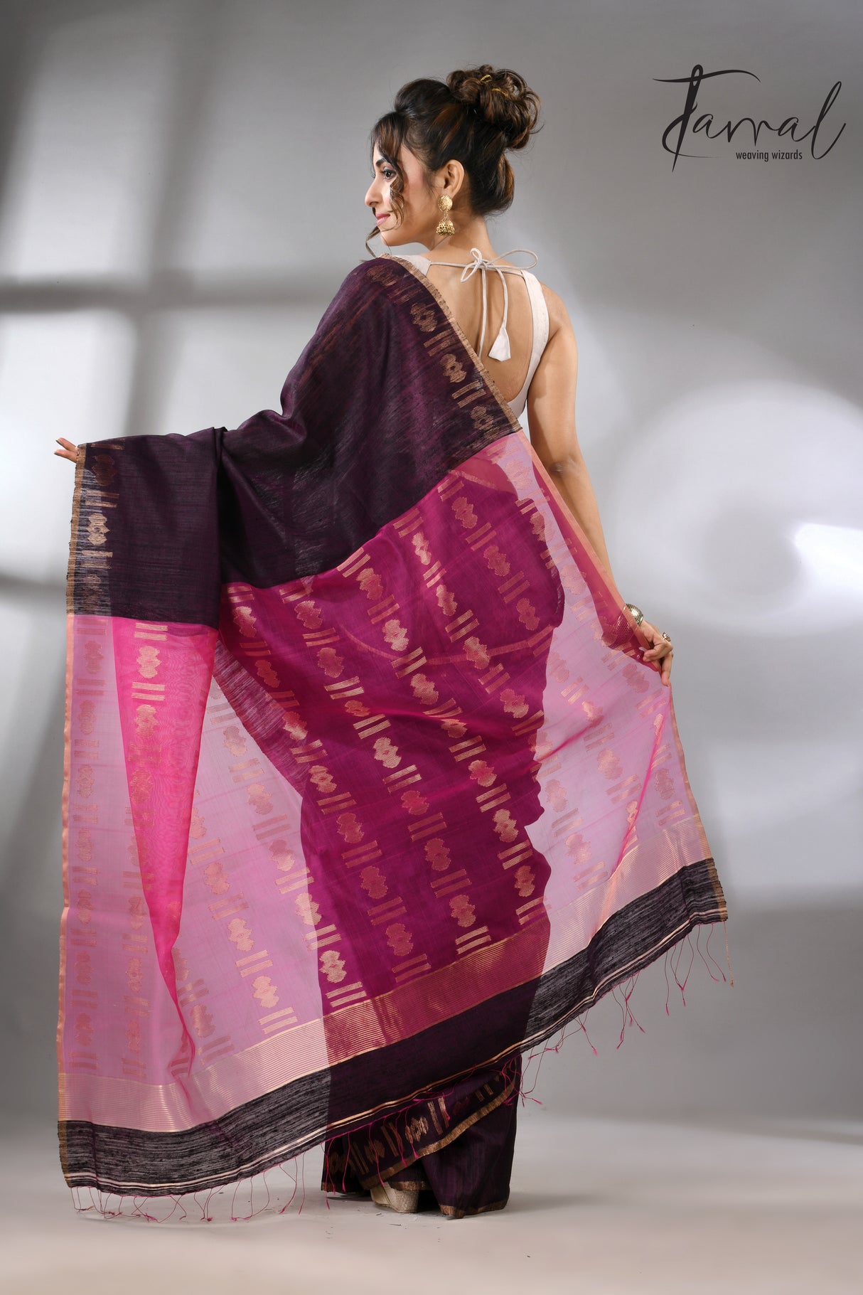 Dualtone black with hot pink pallu Matka silk handwoven jamdani saree