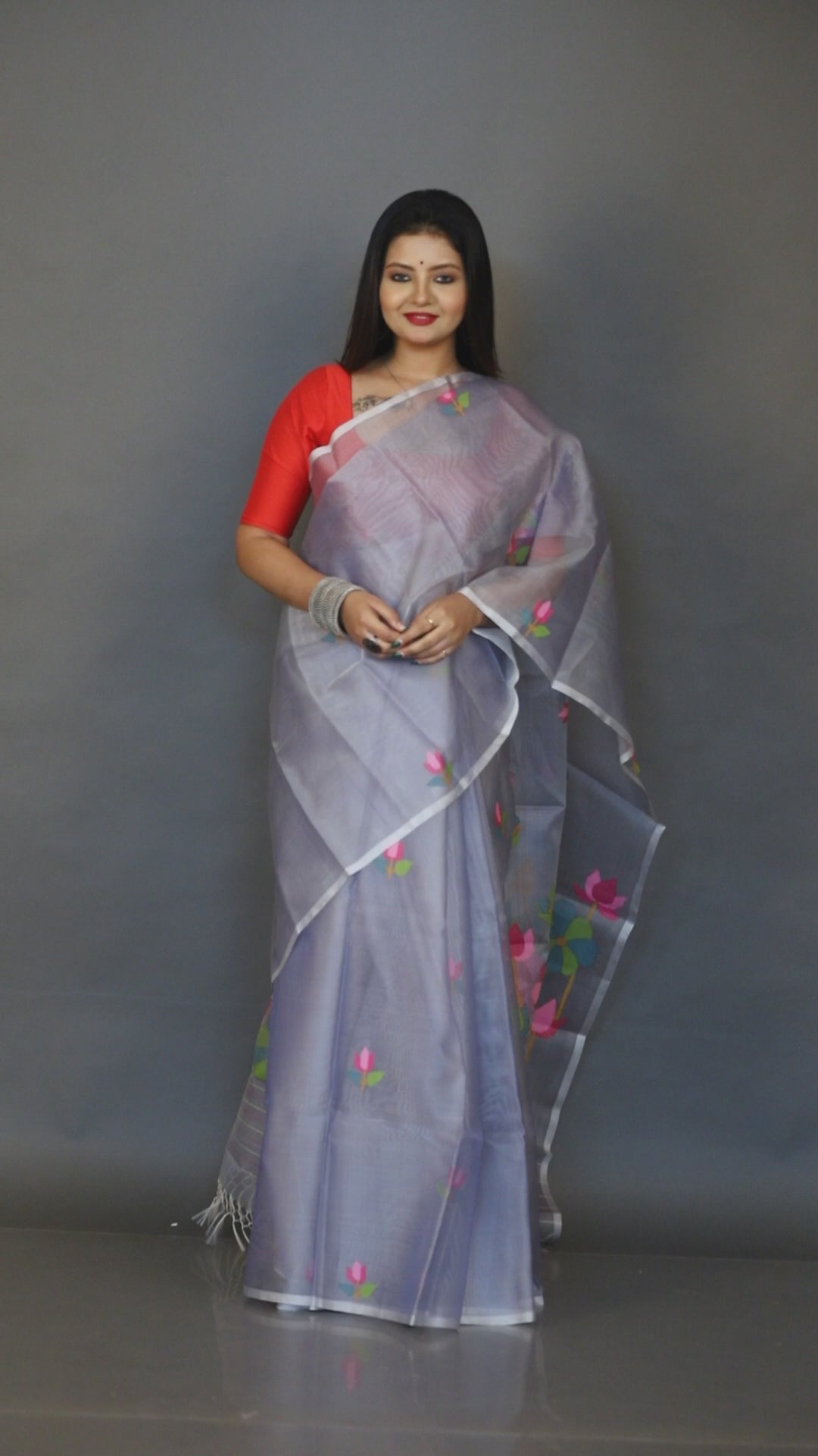 Ash with lotus motifs pallu muslin silk handwoven jamdani&nbsp saree